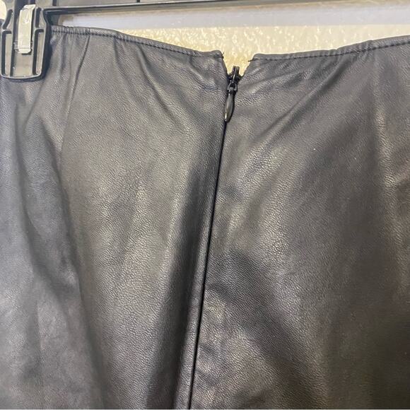 Abercrombie & Fitch Black Vegan Faux Leather Rouched Mini Skirt Size Small - Picture 7 of 10